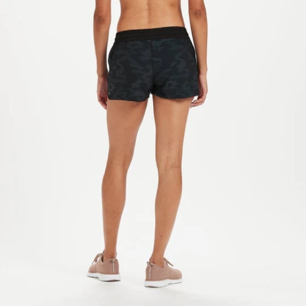Vuori Clementine Short Black Watercolor Camo Size XS | Athleisure - Picture 5 of 12